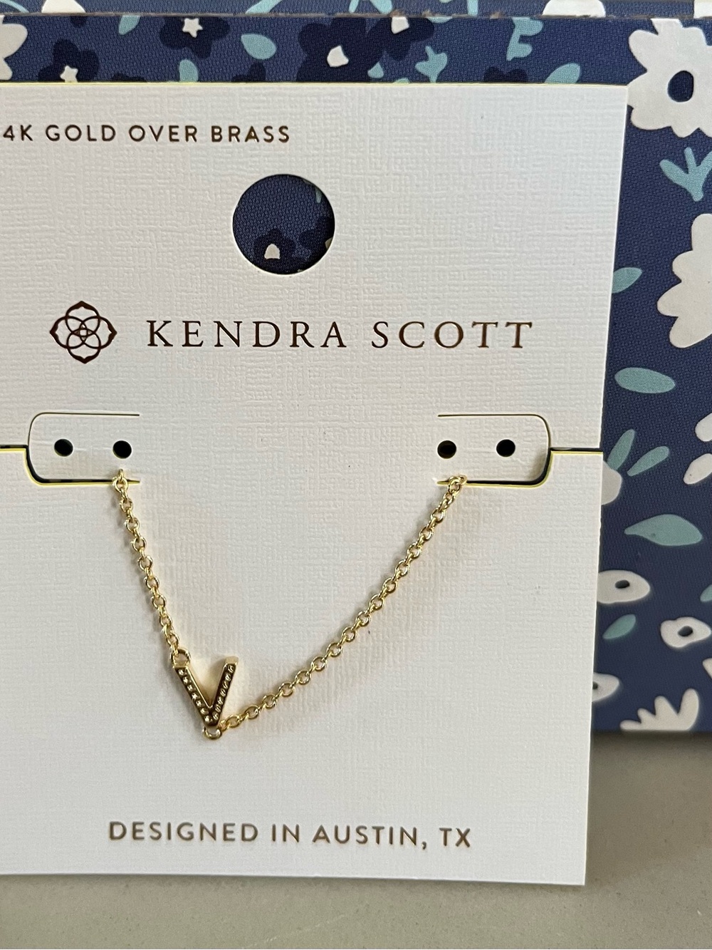 NWT Kendra  Scott Gold V Initial Necklace